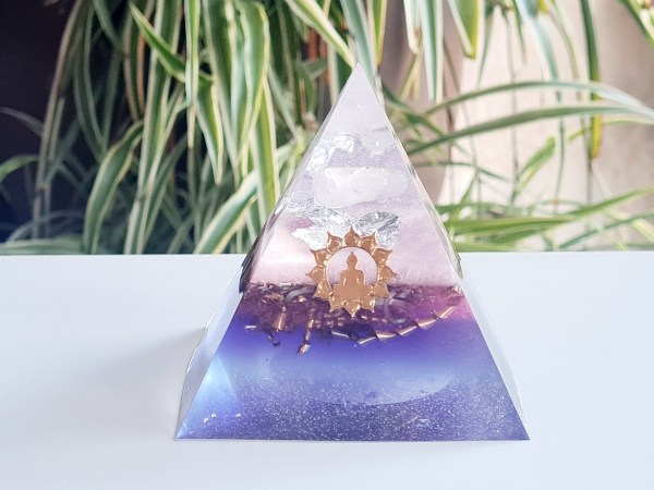 Orgonite pyramide quartz rose violette bouddha